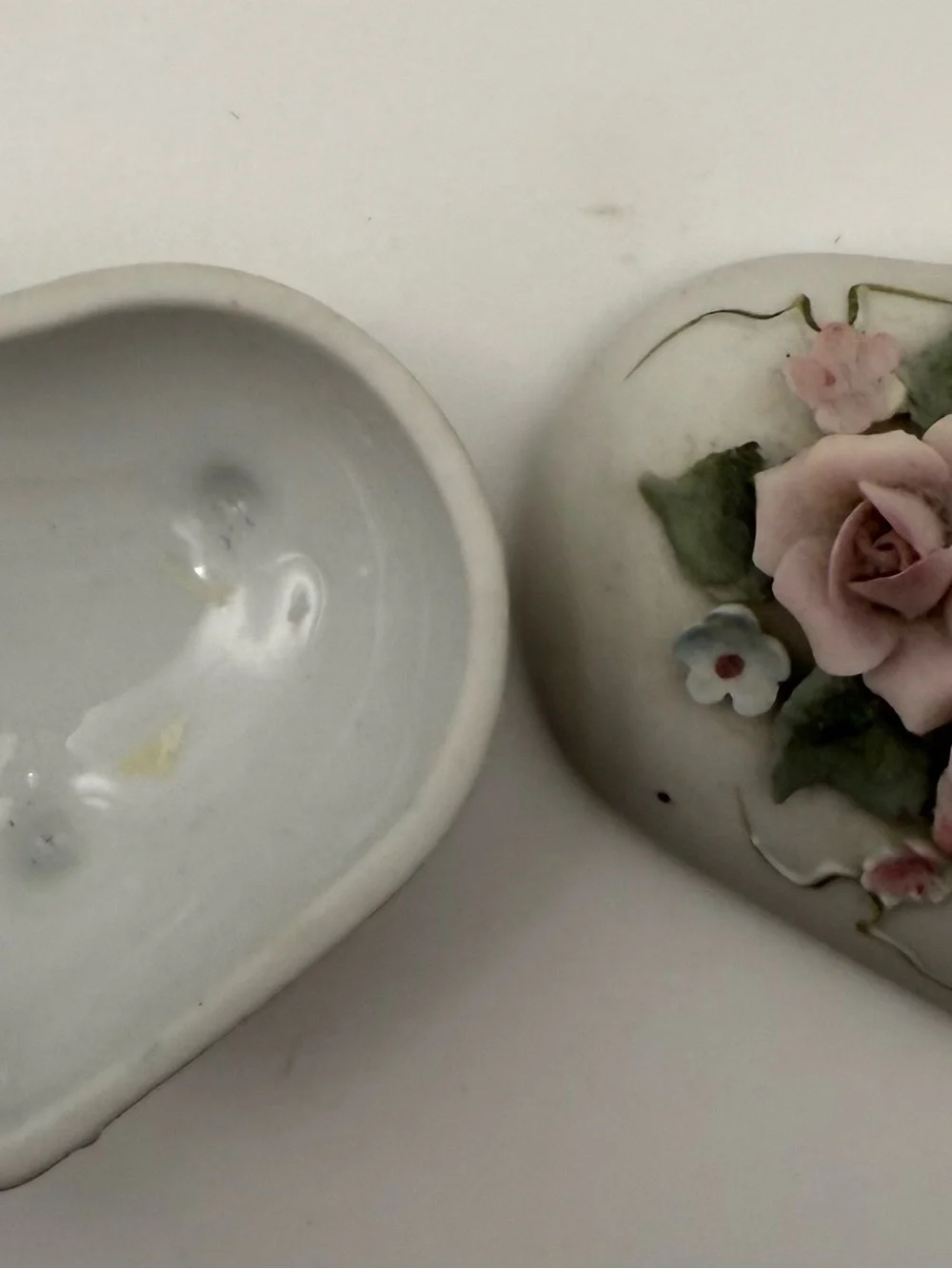 Source Unknown Porcelain Heart Box with Pastel Pink Roses and Green Leaves